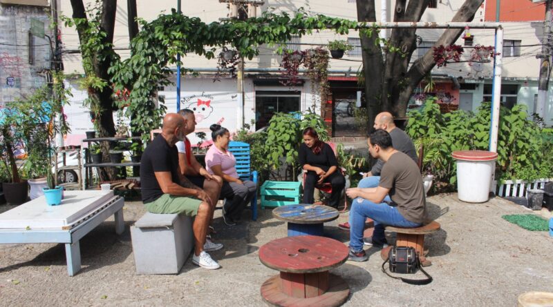 Moradores transformam lixão em praça no Bixiga